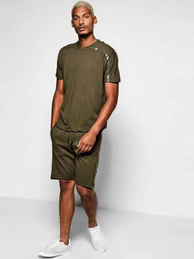 High GSM streetwear tracksuit: short-sleeve t-shirt and shorts. Thick fabric, visible stitching. Casual, comfortable fit. Hin