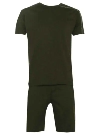 High GSM streetwear tracksuit: short-sleeve t-shirt and shorts. Thick fabric, visible stitching. Casual, comfortable fit. Hin