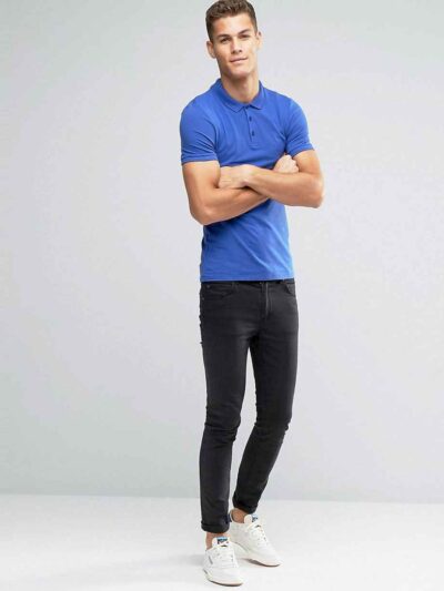 Close-up of a polo shirt, wrinkle-resistant fabric, fine stitching, subtle texture, workwear style in a light blue hue. Comfo