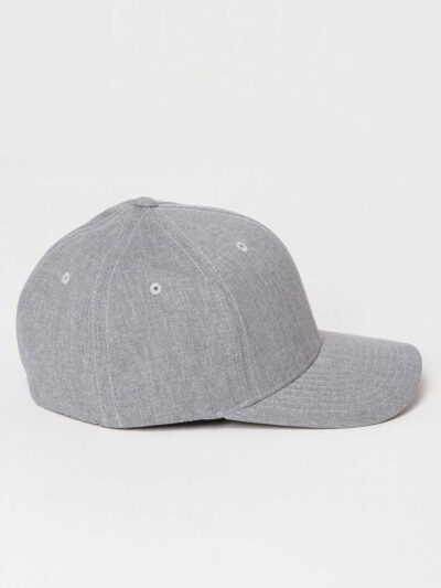 Grey men's cap with subtle textured fabric. Curved brim, clean stitching. Adjustable back closure. Casual, understated style.