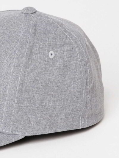 Grey men's cap with subtle textured fabric. Curved brim, clean stitching. Adjustable back closure. Casual, understated style.