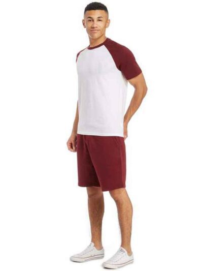 Durable cotton training shorts; close-up reveals robust stitching, soft fabric texture. Ideal workwear in neutral tones. - Vi
