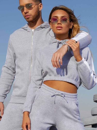 Crop hoodie tracksuit: contrast panels highlight the sporty silhouette. Soft, brushed fleece texture; neat stitching. Activew