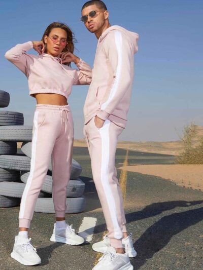 Crop hoodie tracksuit: contrast panels highlight the sporty silhouette. Soft, brushed fleece texture; neat stitching. Activew