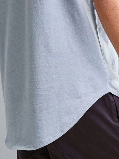 Bulk crew neck t-shirts; soft, breathable cotton with reinforced stitching. Classic cut, ideal for printing. Notice the smoot