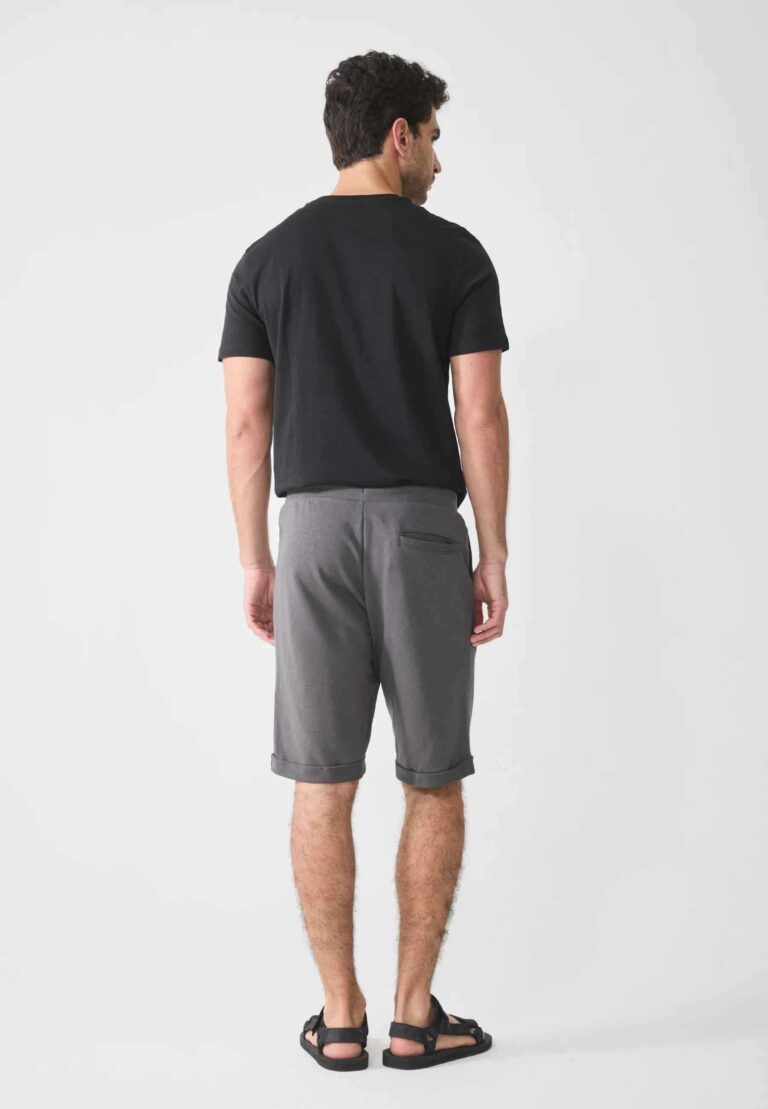 Men's cotton short set, embroidered logo detail. Casual two-piece outfit. Soft, textured fabric. Visible quality stitching. R