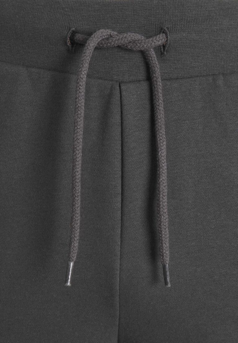 Men's cotton short set, embroidered logo detail. Casual two-piece outfit. Soft, textured fabric. Visible quality stitching. R