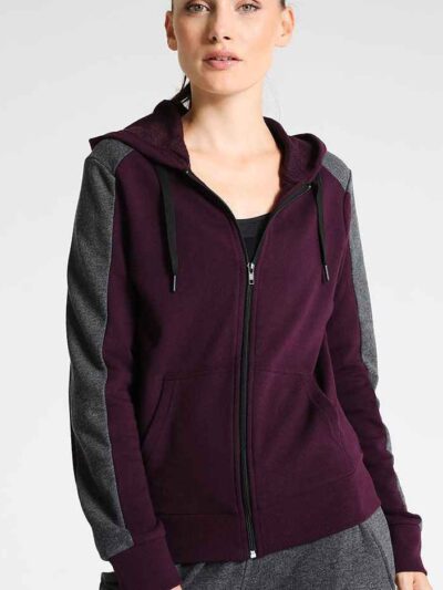 Slim-fit women's tracksuit in soft cotton. Close-up shows fine stitching & comfortable ribbed cuffs. Athletic style, perfect