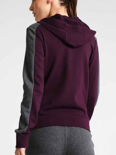 Slim-fit women's tracksuit in soft cotton. Close-up shows fine stitching & comfortable ribbed cuffs. Athletic style, perfect